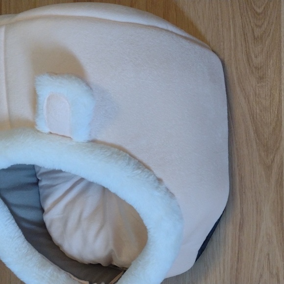 Pet Bed with bunny ears and tail size sm/med. dish & squeaky mouse inc. 14 x 14 - Picture 4 of 12